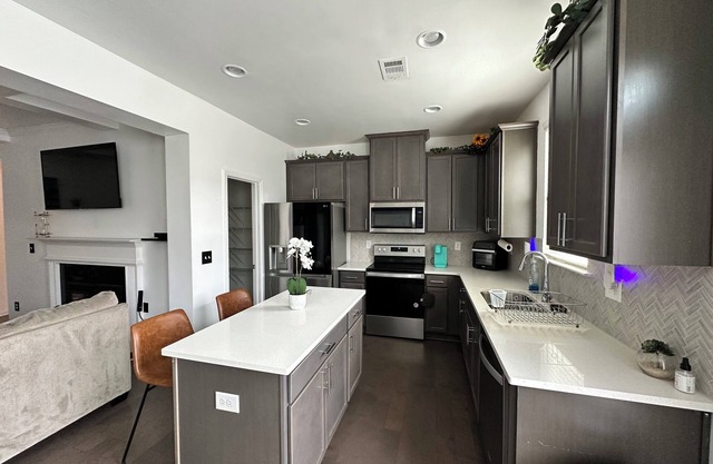 Charming 2-bedroom townhome with office and WiFi in quiet Conyers neighborhood