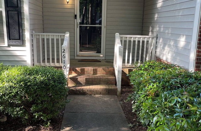 Charming 2-bedroom townhome in wonderful Raleigh with WiFi, AC