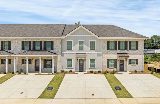 Charming 2-bedroom townhome with WiFi, minutes from Auburn University's campus
