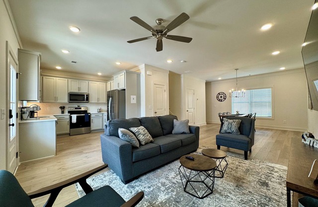 Charming 2-bedroom townhome with AC, WiFi in delightful Auburn