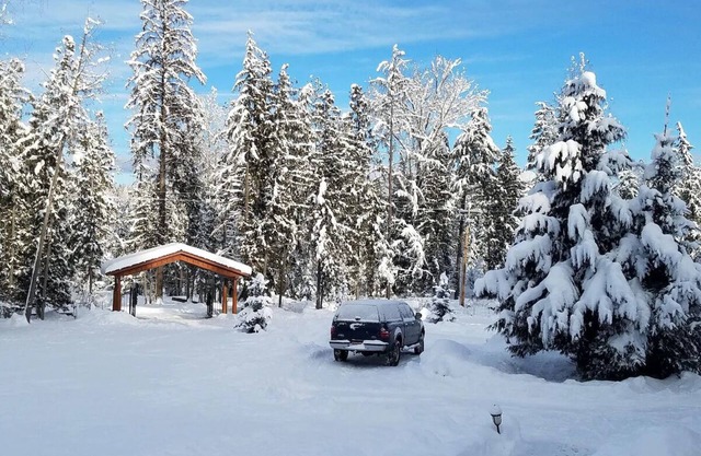 Charming 2-bedroom unit with great views and easy access to Hope and Sandpoint!