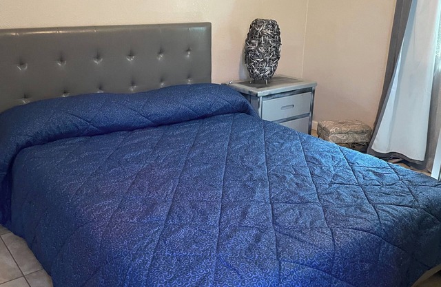 Charming 2-bedroom house with WiFi, AC in Bakersfield