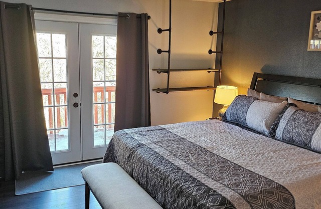 Charming 2-bedroom townhome in NWA, near golf, lakes, and biking/hiking trails