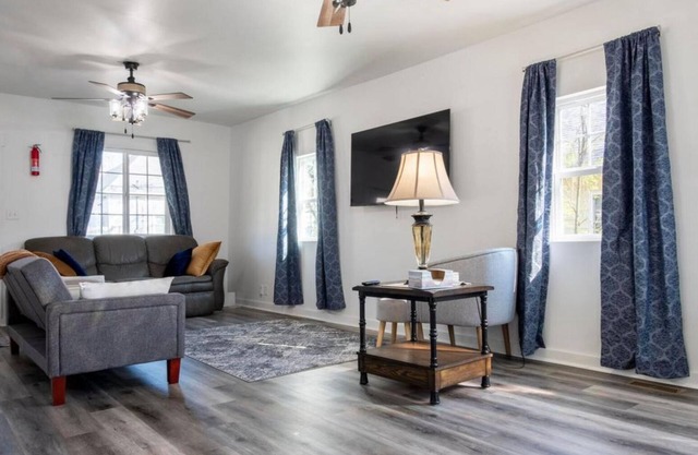 Charming 2-bedroom house with AC, WiFi in delightful Bloomington