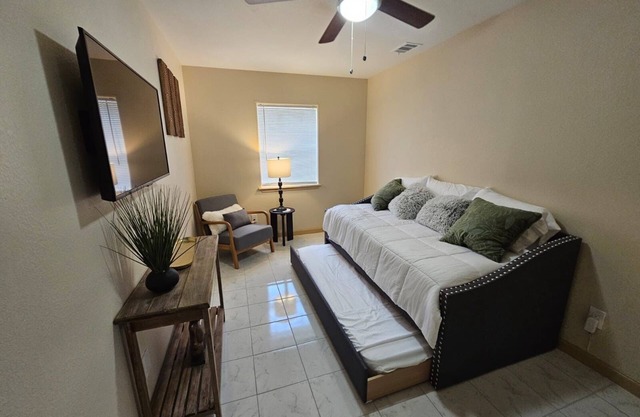 Charming 2-bedroom apartment in awesome Brownsville with WiFi, AC