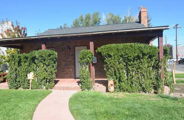 Charming 2-bedroom bungalow with WiFi, AC close to downtown & next to LA Bakery.