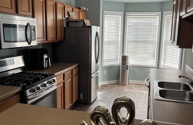 Charming 2-bedroom townhome in College Park with AC, WiFi