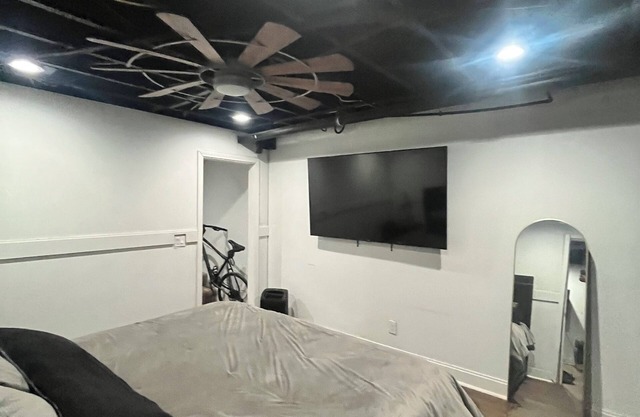 Charming 2-bedroom terrace level unit in College Park with WiFi