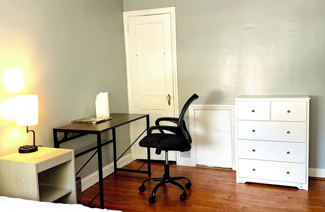 Charming 2-bedroom house in Drexel Hill with laundromat ,parking& trolly station