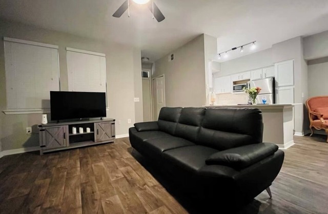 Charming 2-bedroom apartment with WiFi, fitness room in terrific Gainesville