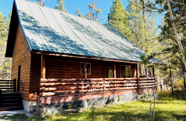 Charming 2-bedroom cabin in Island Park