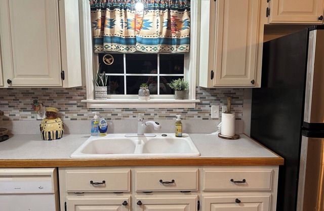 Charming 2-bedroom house on a large pound with WiFi, AC in lovely Lake Charles