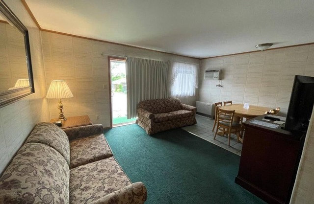 Charming 2-bedroom condo with fitness room, WiFi in Wonderful Lake George