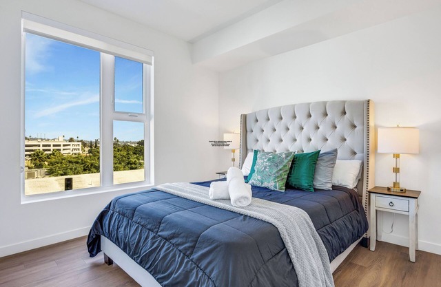 Charming 2-bedroom in Hollywood with Hollywood Sign View