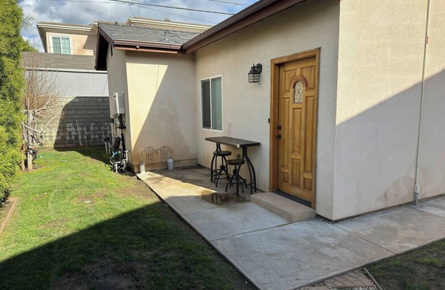 Charming 2-bedroom house with WiFi, AC, and laundry in vibrant Mar Vista