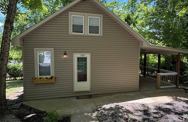 Charming 2-bedroom cabin on Nolin Lake with WiFi, AC