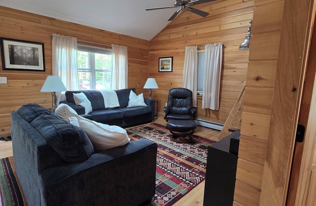 Charming 2-bedroom cottage in lovely North Haven Maine with AC