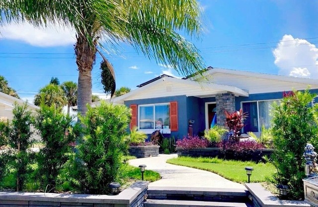 Charming 2-bedroom house in marvelous Ormond Beach with WiFi, AC. Great getaway!