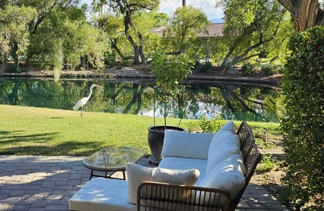 Charming 2-bedroom condo with lake view. Light & airy. The Lakes Country Club.