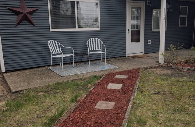 Charming 2-bedroom cottage in tranquil Prudenville with WiFi, AC