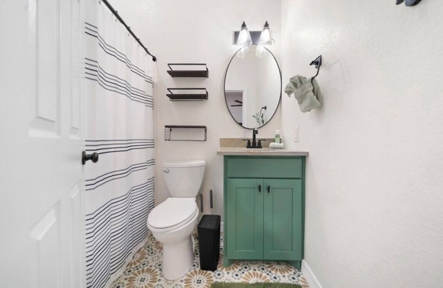 Charming 2-bedroom house near Botanical Gardens with Wi-Fi and Private Yard