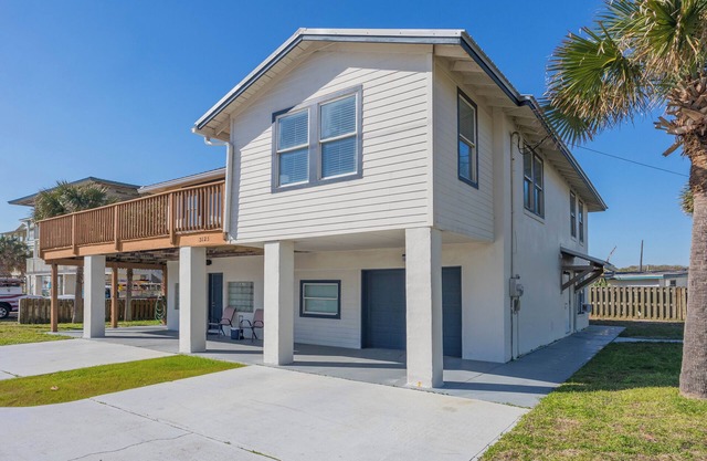 Charming 2-bedroom house in superb St. Augustine. Located in Vilano Beach.