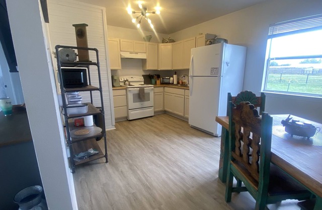 Charming 2 bedroom/1bath ranch bunk house located just outside Stephenville.