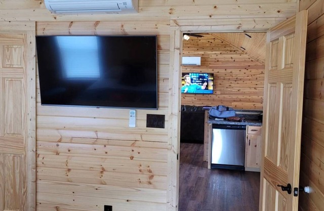Charming 2-bedroom cabin with Wi-Fi, AC in amazing Morgan Mills, Texas