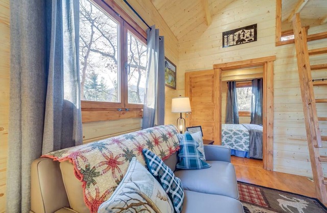 Charming 2-bedroom cottage with AC, WiFi in welcoming Waynesville