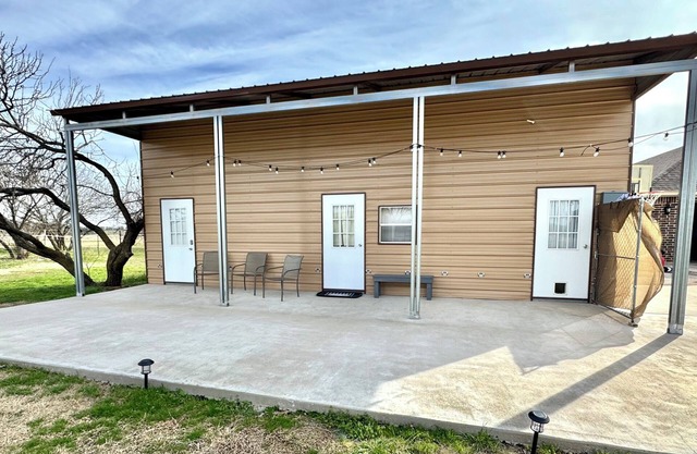 Charming 2-bedroom farmhouse/ barndo in Weatherford with WiFi and AC