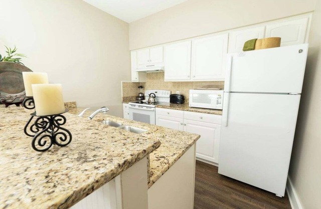 Charming 2-bedroom cottage, pools & fitness room, WiFi in historic Williamsburg