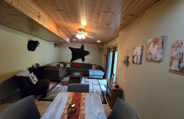 Charming 2-bedroom 1,200 sqft Countryside Suite, sleeps 9.