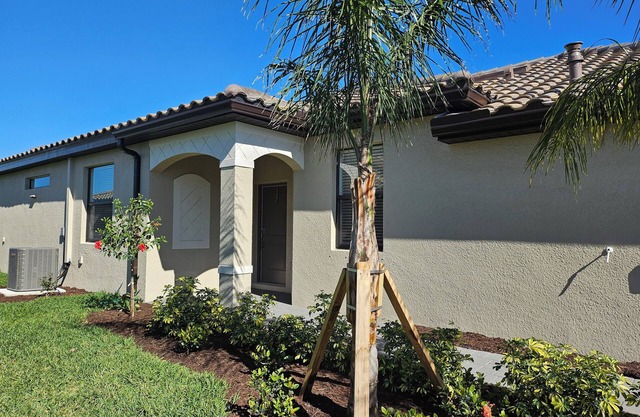 Charming 2-bedroom Villa-Lorraine Lakes, Bradenton, AC, pool, fitness rm, wifi