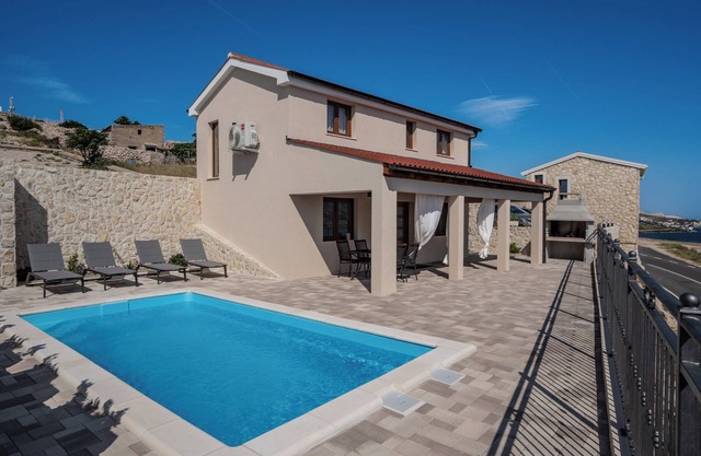 Charming 2-bedroom Villa Kamia with heated swimming pool in fabulous Zubovići