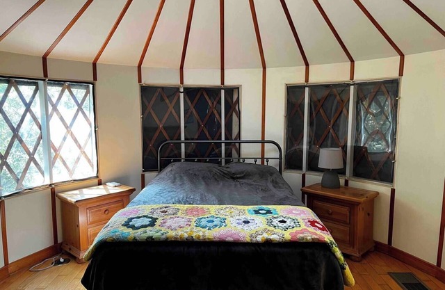 Charming 2-bedroom Yurt with AC, WiFi in serene Benzonia