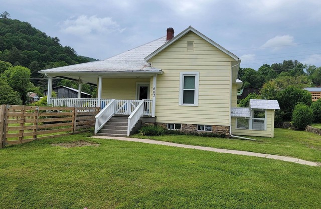 Charming 2 BR/2BA cottage in Butler--great covered porches, big fenced yard