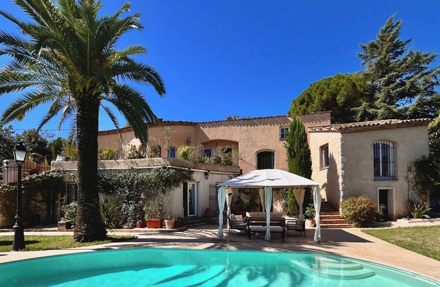 Charming 2-room villa 5 minutes from the golf courses, near the sea and mountains