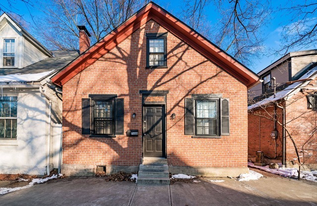 Charming 2-story on Historic City Park Ave in German Village. Pet-friendly sleeps 5.
