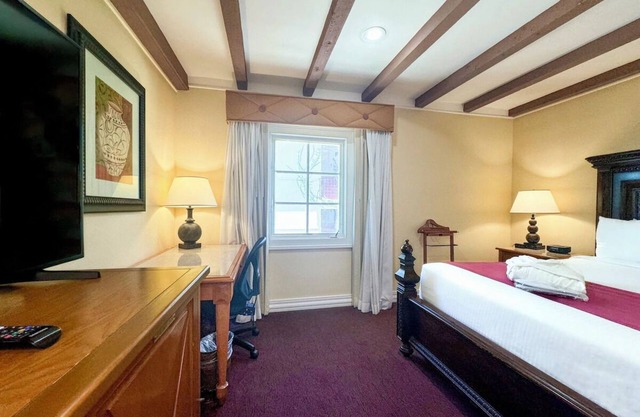 Charming 2-Unit Escape w/ Views, Dining & Heritage in Central Laredo