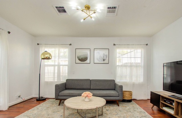 Charming 2BD 1BTH Home in Peaceful Neighborhood