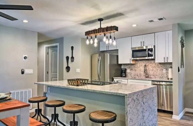 *Charming 2bed 2 bath 6 mins from IMG*
