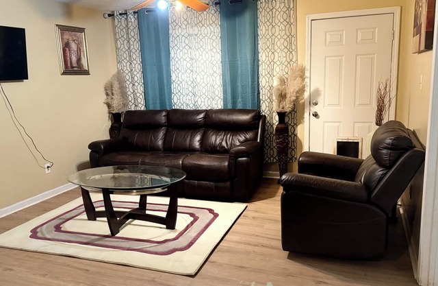 Charming 2bedroom, 2FULL bathroom house with AC and WiFi 10 minutes from Walmart
