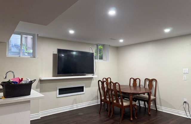 Charming 2bedroom house with WiFi, AC in Brampton