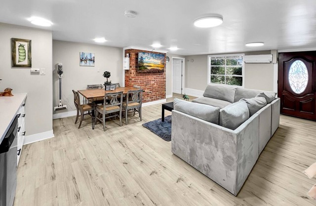 Charming 2BR/2BA Home with WiFi & AC near Lake Washington and Uni of Washington