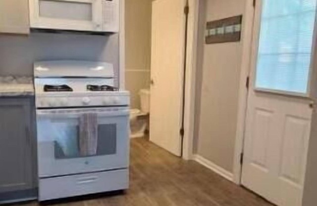 Charming 2BR Cabin River Views & Outdoor Space