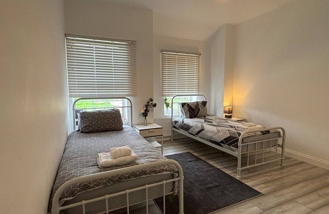 Charming 2BR Cottage - Fully Furnished - 10min LGW