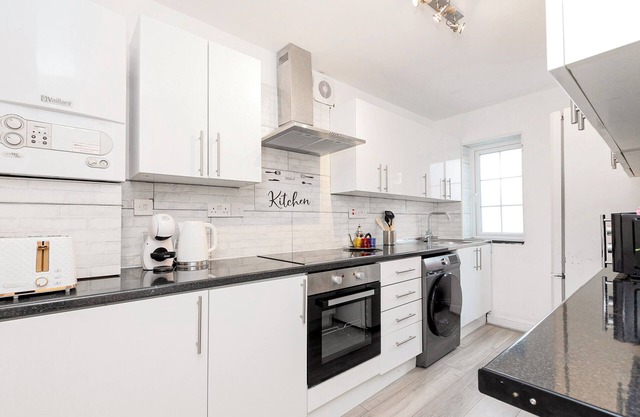 Charming 2BR flat in Ealing, 4min Hanger Lane Tube
