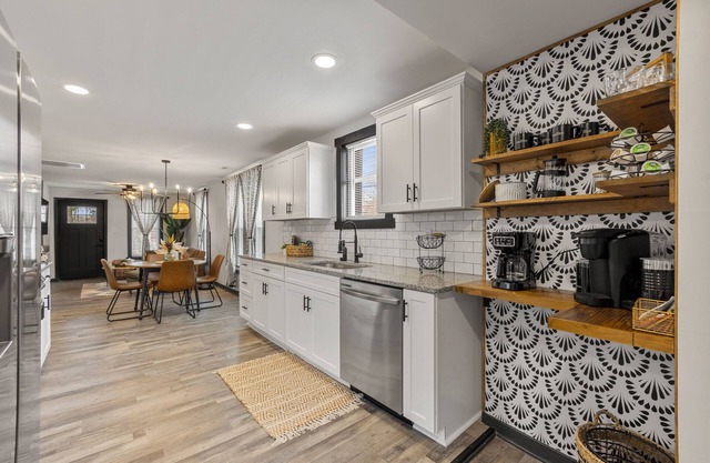 Charming 2br Home w/ Outdoor Dining & Fenced Yard