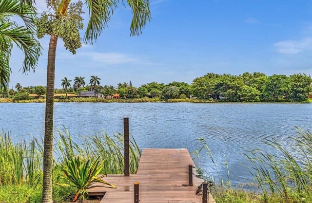 Charming 2BR Lakefront Cottage in Davie near Beach