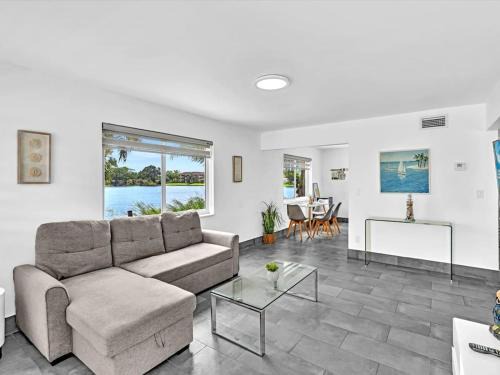 Charming 2br Lakefront Cottage In Davie Near Beach